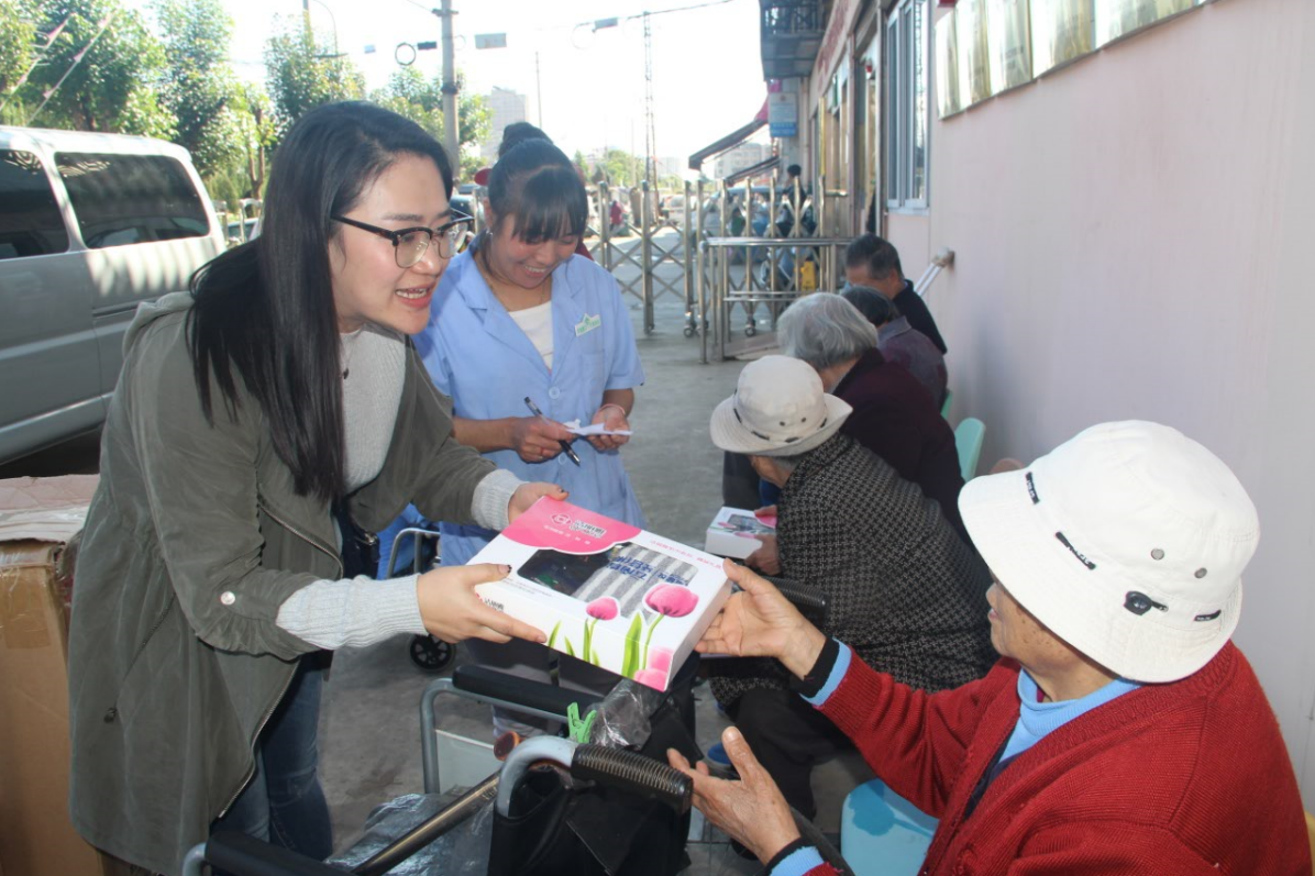 “關(guān)愛(ài)老人 弘揚(yáng)美德 回饋社會(huì)” ——省房公司機(jī)關(guān)黨支部到養(yǎng)老院開(kāi)展送溫暖慰問(wèn)活動(dòng)